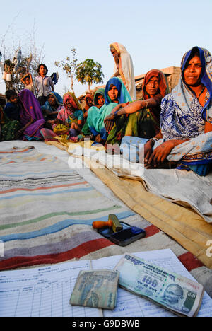 INDE, Madhya Pradesh , microcrédit, femme rurale sauver banque dans le village, analphabètes non instruites femmes Adivasi signer avec le pouce pour leur épargne, l'autonomisation des femmes, la tribu de Bhil, ST Tribe planifié Banque D'Images