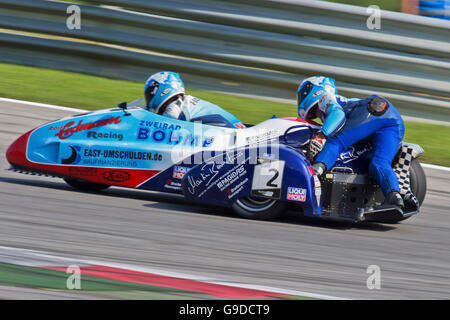 Racers moto Mike Roscher et Danny le cabinet Kamerbeek, l'Allemagne, la concurrence dans le side-car cup le 21 août 2011 à Zeltweg, Autriche Banque D'Images