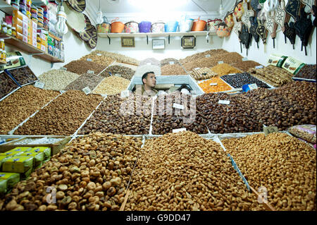 Marchand avec les écrous et les dates dans les souks de Marrakech, Maroc, Afrique du Nord, Afrique Banque D'Images