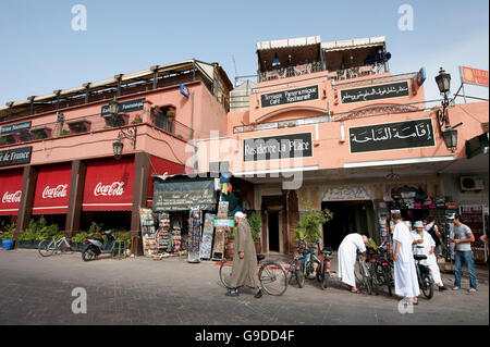 Terrasses de cafés sur la place Jemaa El Fnaa, Site du patrimoine mondial de l'UNESCO, à Marrakech, Maroc, Afrique du Nord, Afrique Banque D'Images