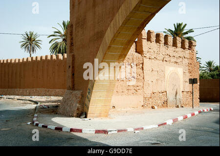 Mur de la ville et une porte à Tiznit, Maroc, Afrique du Nord, Afrique Banque D'Images