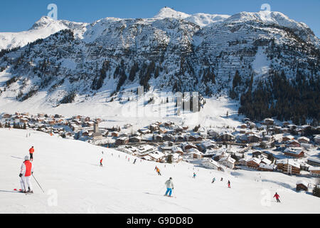 Skieurs sur une piste de ski, Lech am Arlberg, Vorarlberg, Autriche, Europe Banque D'Images