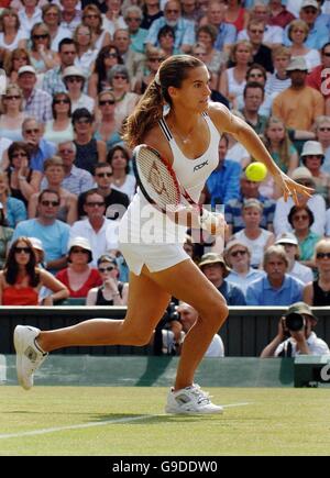 Amélie Mauresmo en France contre Maria Sharapova en Russie lors de la demi-finale des championnats de tennis de pelouse de toute l'Angleterre à Wimbledon. Banque D'Images