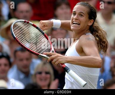 L'Amélie Mauresmo en France célèbre sa victoire 6-3, 3-6, 6-2 contre Maria Sharapova en Russie lors du match de demi-finale féminin aux championnats d'Angleterre de tennis sur gazon à Wimbledon. Banque D'Images