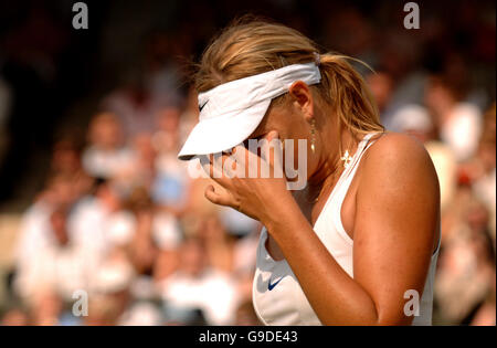 Maria Sharapova est découragée après avoir reçu un mauvais appel de ligne Lors de son match contre Amelie Mauresmo Banque D'Images