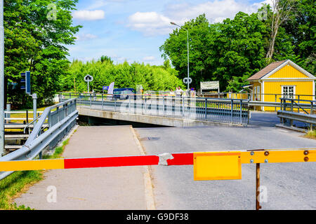 Norsholm, Suède - 20 juin 2016 : l'ouverture d'un pont tournant sur Gota canal. Barrière routière est en bas et que le pont a commencé Banque D'Images
