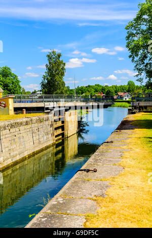 L'ouverture d'un pont tournant sur Gota canal comme vu du côté du canal à Norsholm, Suède. Banque D'Images