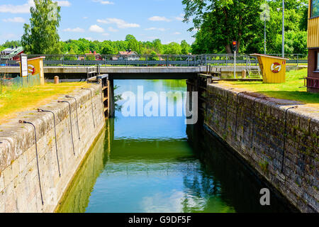 Le pont tournant fermé sur Gota canal comme vu de la canal à Norsholm, Suède. Banque D'Images