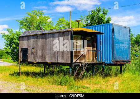 Mobile Homes abandonnés. Vieux camion remorques utilisées comme support de mobile homes dans la campagne et tomber en morceaux. Banque D'Images