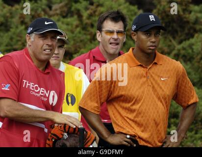 Tiger Woods aux États-Unis avec le caddy Steve William (à gauche), avec Nick Faldo en Angleterre et son caddy et son fils Matthew (à gauche) lors du premier tour du 135e Open Championship au Royal Liverpool Golf Club, Hoylake. Banque D'Images