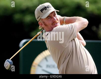 Miguel Angel Jiménez d'Espagne débarque au huitième trou lors du deuxième tour du 135e Open Championship au Royal Liverpool Golf Club, Hoylake. Banque D'Images