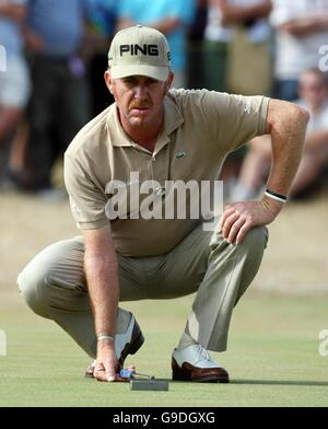 Miguel Angel Jiménez, de l'Espagne, fait la queue sur le huitième green lors de la deuxième manche du 135e Open Championship au Royal Liverpool Golf Club, Hoylake. Banque D'Images