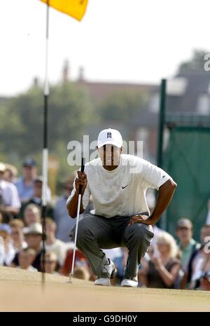 Golf - le 135e Open Championship 2006 - deuxième jour - Royal Liverpool - Hoylake. Le Tiger Woods des États-Unis fait la queue Banque D'Images