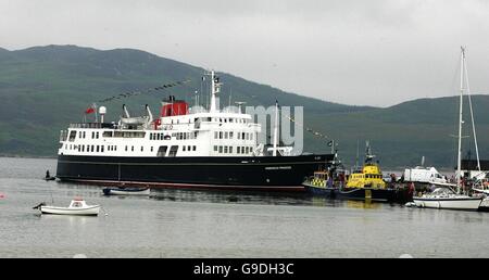 Les plongeurs de la police effectuent des contrôles de sécurité sur la princesse Hebridean à Port Ellen, avant que la famille royale ne embarque dans le navire pour une croisière d'une semaine autour des îles de l'Ouest dans le cadre des célébrations du 80e anniversaire de la reine. Banque D'Images