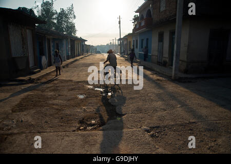 Un vieil homme portant un chapeau de cowboy qui monte une rue de Trinidad Cuba au coucher du soleil Banque D'Images