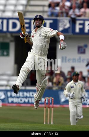 Cricket - troisième match de npower Test - Angleterre / Pakistan - Headingley - Premier jour.Kevin Pietersen, en Angleterre, célèbre son siècle lors du premier jour du troisième match de npower Test contre le Pakistan à Headingley, Leeds. Banque D'Images