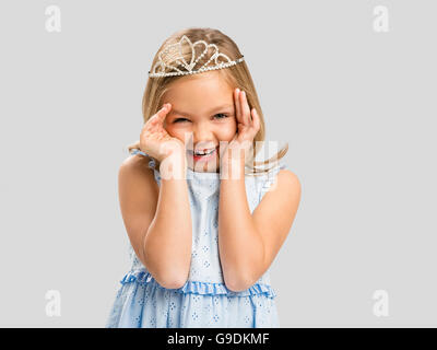 Portrait of a cute little girl wearing a princess crown Banque D'Images