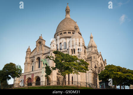 Basilique du Sacré-Coeur tôt le matin à la première lumière du soleil . Banque D'Images