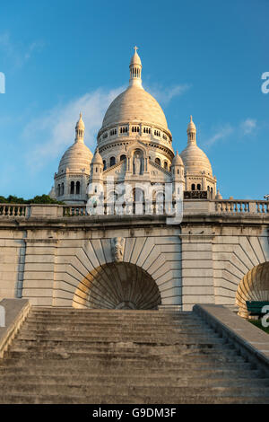 Basilique du Sacré-Coeur tôt le matin à la première lumière du soleil . Banque D'Images