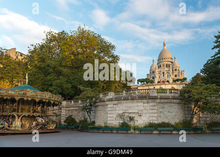 Basilique du Sacré-Coeur tôt le matin à la première lumière du soleil . Banque D'Images