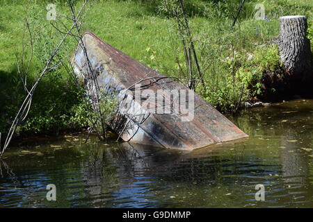 Half-Sunk bateau dans un étang Banque D'Images