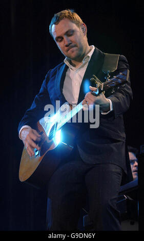 David Gray joue sur la scène à l'O2 Wireless Festival 2006, à Hyde Park, au centre de Londres. Photo date : Jeudi 22 juin 2006. Crédit photo doit se lire : Yui Mok/PA Banque D'Images