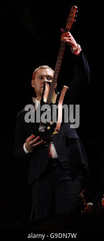 David Gray joue sur la scène à l'O2 Wireless Festival 2006, à Hyde Park, au centre de Londres. Photo date : Jeudi 22 juin 2006. Crédit photo doit se lire : Yui Mok/PA Banque D'Images