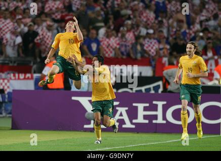 Football - coupe du monde de la FIFA 2006 Allemagne - Groupe F - Croatie / Australie - Gottlieb-Daimler-Stadion.Harry Kewell (L) célèbre après avoir obtenu son score pour l'Australie Banque D'Images