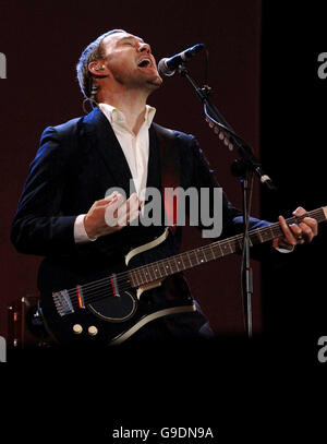 David Gray joue sur la scène à l'O2 Wireless Festival 2006, à Hyde Park, au centre de Londres. Photo date : Jeudi 22 juin 2006. Crédit photo doit se lire : Yui Mok/PA Banque D'Images