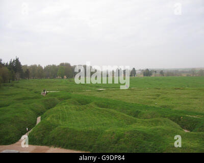 Vue générale d'un système de tranchées dans le parc de Terre-Neuve à Beaumont-Hamel, sur la somme, en France. Les habitants l'appellent la « récolte du fer » - le labourage régulier de l'obus, des caisses à cartouches et des restes de barbelés du terrain qui, il y a 90 ans, est devenu les champs de bataille de la somme. Banque D'Images