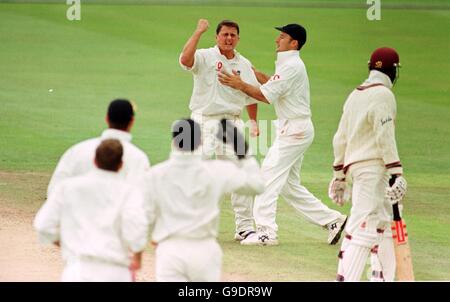 Cricket - troisième test d'assurance de Cornhill - Angleterre / Antilles - quatrième jour.Le capitaine de l'Angleterre Nasser Hussain célèbre avec Darren Gough après que Waverly Hinds des Indes occidentales a été pris derrière par l'Angleterre Alec Stewart Banque D'Images