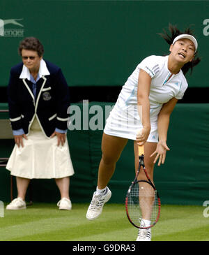 Meng Yuan en action contre Justine Henin-Hardenne en Belgique lors de la première partie des championnats d'Angleterre de tennis sur gazon à Wimbledon. Banque D'Images