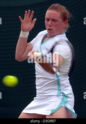 Naomi Cavaday en Grande-Bretagne contre ai Sugiyama au Japon lors de la première partie des championnats d'Angleterre de tennis sur gazon à Wimbledon. Banque D'Images