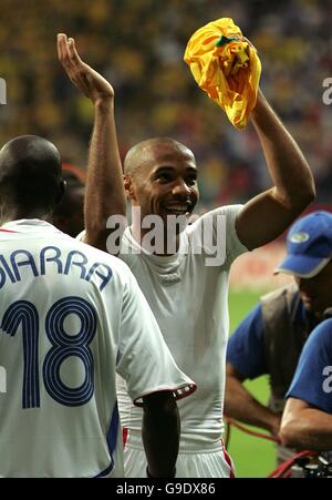 Football - coupe du monde de la FIFA 2006 Allemagne - quart de finale - Brésil / France - Commerzbank Arena.Thierry Henry, France, célèbre la victoire sur le Brésil Banque D'Images