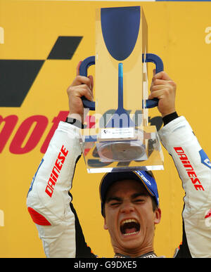 British GP - Donnington Park.Dani Pedrosa, pilote espagnol et Honda, a remporté le trophée après avoir remporté le British moto GP au parc Donnington. Banque D'Images