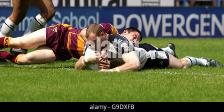 Rugby League - engage Super League - Galpharm Stadium.Scott Donald, de Leeds, a obtenu un score contre Huddersfield lors du match de la Super League engage au stade Galpharm, à Huddersfield. Banque D'Images