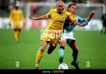 Thomas Hassler (r) de TSV Munich 1860 est retenu par Danny Mills de Leeds United (l) Banque D'Images