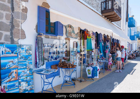 Magasin de souvenirs sur la rue Front, Mandraki, Nisyros Nisyros (), du Dodécanèse, Grèce, région sud de la Mer Egée Banque D'Images