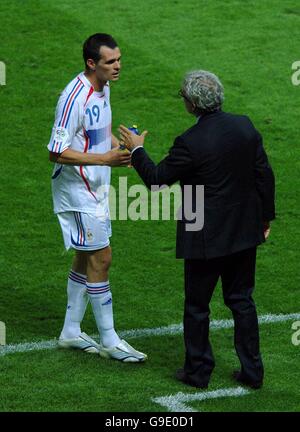 Willy Sagnol en France reçoit les instructions de l'entraîneur Raymond Domenech Banque D'Images