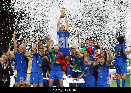 Football - coupe du monde de la FIFA 2006 Allemagne - finale - Italie / France - Olympiastadion - Berlin.Le capitaine italien Fabio Cannavaro lève la coupe du monde de la FIFA Banque D'Images