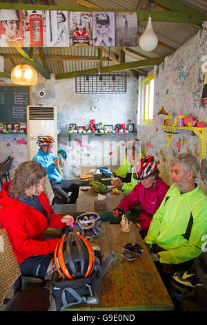 Les cyclistes dans un café sur l'île de Udo Banque D'Images