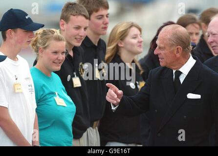 Le duc d'Édimbourg rencontre des membres d'équipage de certains navires avant de lancer la course Tall Ships à Torbay, au large de Torquay, Devon. Banque D'Images