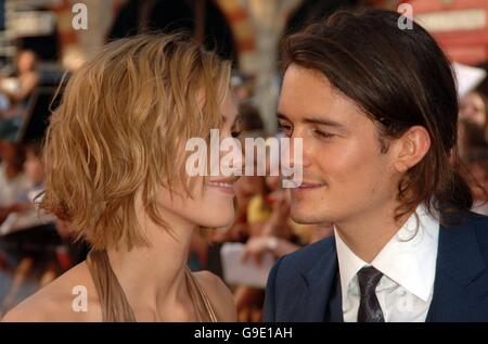 Orlando Bloom et Keira arrivent pour la première européenne des Pirates des Caraïbes: Dead Man's Chest, au cinéma Odeon de Leicester Square, dans le centre de Londres. Banque D'Images