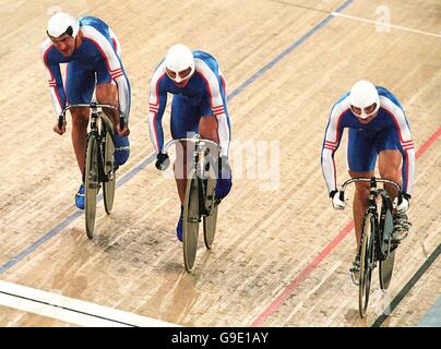 Sydney Jeux Olympiques de 2000 - Cyclisme - Sprint olympique masculin - finale.Chris Hoy, Craig Maclean (McLean) et Jason Queally, trois grands hommes du cycle britannique, sont sur la voie de la victoire de l'argent lors du sprint olympique masculin Banque D'Images