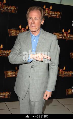 Bill Nighy arrive pour la première européenne des Pirates des Caraïbes: Dead Man's Chest, au cinéma Odeon de Leicester Square, dans le centre de Londres. Banque D'Images
