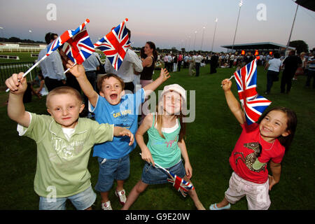 Courses hippiques - Best of British Evening - Hippodrome de Kempton Park. Les enfants branle leur drapeau « Best of British » Banque D'Images