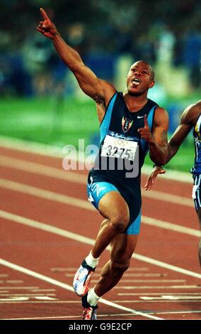 Sydney Jeux Olympiques 2000 - Athlétisme - finale de 100m pour hommes.Maurice Greene, aux États-Unis, célèbre sa course de médaille d'or dans le 100 M. Banque D'Images