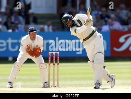 Cricket - Premier match de npower Test - Angleterre v Pakistan - Lord's - troisième jour.Mohammed Yousuf du Pakistan atteint un 6 au cours du troisième jour du premier match de npower Test contre l'Angleterre au terrain de cricket de Lord, Londres. Banque D'Images