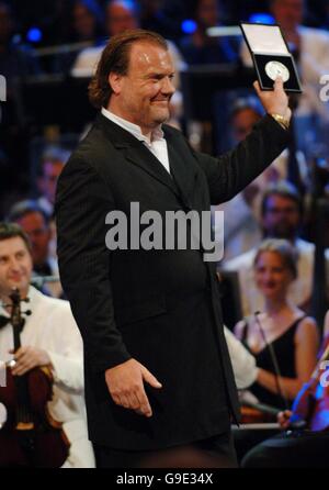 Bryn Terfel, chanteur d'opéra gallois, a reçu la Médaille de la Reine pour la musique lors d'un concert spécial de BBC Proms pour célébrer le 80e anniversaire du monarque plus tôt cette année. Banque D'Images