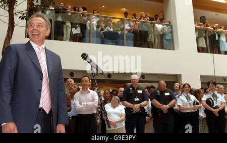 Le Premier ministre Tony Blair rit pendant que l'air-conditionné fans interrompt son discours au personnel du bureau principal à Westminster au centre de Londres. Banque D'Images